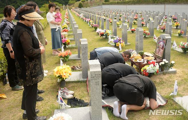 [임실=뉴시스] 김얼 기자 = 현충일을 맞이한 6일 전북 임실군 국립임실호국원을 방문한 추모객들이 참배하고 있다. 2024.06.06. pmkeul@newsis.com