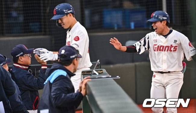 득점을 축하하는 김태형 감독과 황성빈./OSEN DB