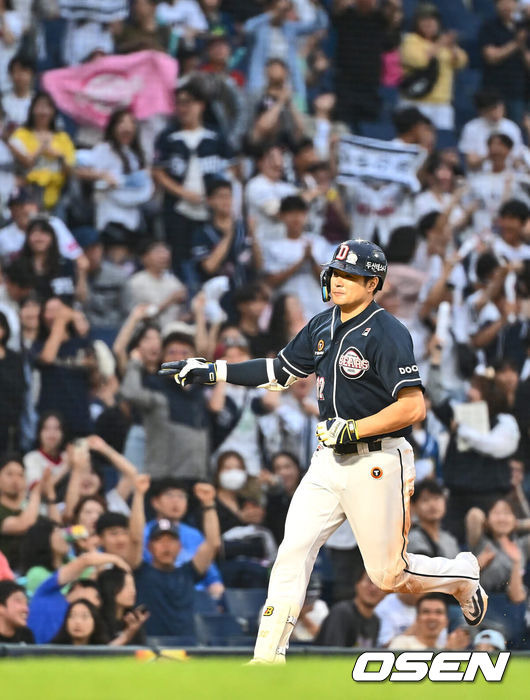 [OSEN=창원, 이석우 기자] 6일 창원NC파크에서 2024 신한 SOL 뱅크 KBO 리그 NC 다이노스와 두산 베어스의 경기가 열렸다. 2게임 연속 연장 승부끝에 역전패 당한 홈팀 NC는 임상현, 이승엽 감독의 2게임 연속 퇴장에도 역전승을 올리며 스윕을 노리는 원정팀 두산은 브랜든을 선발로 내세웠다.두산 베어스 김재환이 7회초 2사 1,2루 우중월 3점 홈런을 치고 세리머니를 하고 있다. 2024.06.06 / foto0307@osen.co.kr