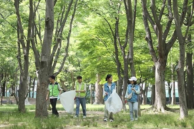 한국마사회와 한국농수산식품유통공사 임직원 봉사단 합동 플로깅