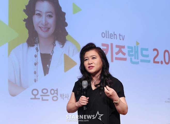 오은영 박사가 16일 오전 서울 광화문 KT스퀘어에서 '키즈랜드 2.0' 육아가이드를 설명하고 있다.