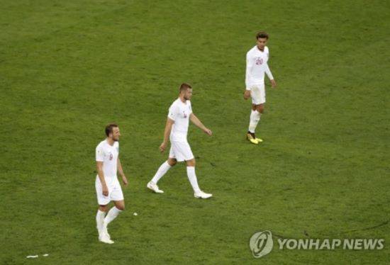 공격형 미드필더 제임스 매디슨이 오는 14일 독일에서 개막하는 2024 유럽축구연맹(UEFA) 유럽축구선수권대회(유로 2024) 잉글랜드 축구대표팀 엔트리에서 제외되는 것으로 알려졌다. 이에 따라 토트넘은 1992년 스웨덴 대회 이후 32년 만에 처음으로 유럽축구선수권에서 잉글랜드 대표를 배출하지 못하게 됐다. 매이저대회로는 2014 브라질 월드컵 이후 10년 만이다. 토트넘 소속으로 유로 2024에 출전하는 선수는 네덜란드 수비수 미키 판더펜 한 명으로 굳어질 확률이 크다. 연합뉴스