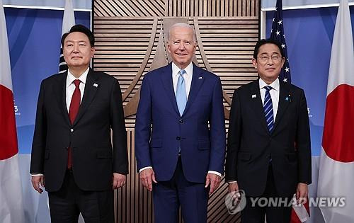 2023년 11월 APEC 계기 샌프란시스코에서 만난 한미일 정상  2023년 11월 17일 아시아태평양경제협력체(APEC) 정상회의 참석차 미국을 방문한 윤석열 대통령이 샌프란시스코 모스코니센터에서 열린 한미일 정상 회동에서 조 바이든 미국 대통령, 기시다 후미오 일본 총리와 기념촬영을 하고 있다. [연합뉴스 자료사진]