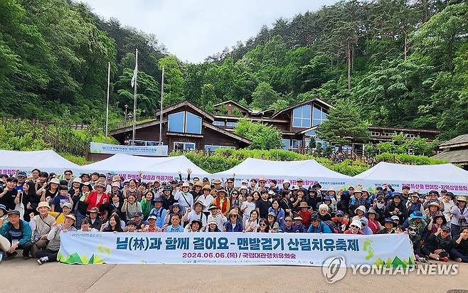 "대관령 숲길 맨발로 걸어요" (강릉=연합뉴스) 맨발 걷기가 전국적으로 열풍인 가운데 백두대간 산림 속을 맨발로 걷는 산림치유 행사가 6일 가톨릭관동대 LINC3.0사업단 주최로 강원 강릉시 대관령 일원에서 250여 명이 참가한 가운데 열렸다. 2024.6.6 [가톨릭관동대 제공. 재판매 및 DB 금지] yoo21@yna.co.kr