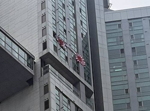 욱일기 내걸린 부산의 한 주상복합건물 [김선호 기자]