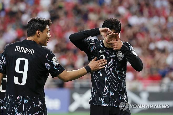 골 넣은 손흥민 (싱가포르=연합뉴스) 신현우 기자 = 6일(현지시간) 싱가포르 국립경기장에서 열린 2026 북중미 월드컵 아시아 2차 예선 조별리그 C조 5차전 한국과 싱가포르의 경기.
    한국 손흥민이 골을 넣은 뒤 주민규와 기뻐하고 있다. 2024.6.6 nowwego@yna.co.kr