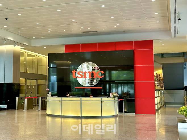 대만 신주과학단지에 위치한 TSMC 본사 1층 로비.(사진=조민정 기자)