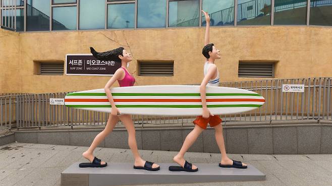 웨이브파크 내 서퍼 조형물 (사진=김명상 기자)