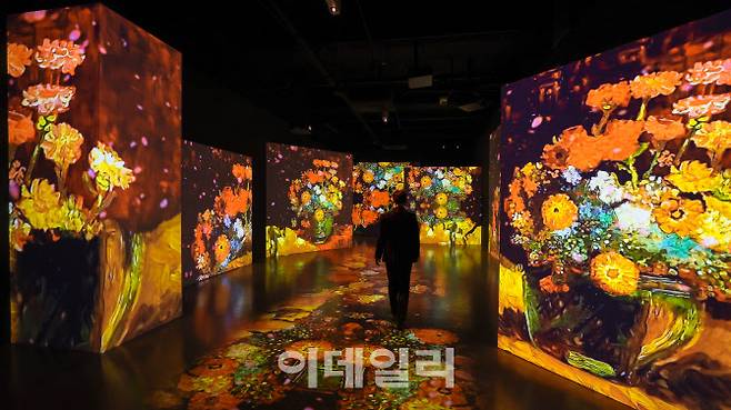 반 고흐의 ‘백일초와 다른 꽃들이 꽂혀있는 꽃병’ 등을 미디어 아트로 구현한 전시관 (사진=김명상 기자)