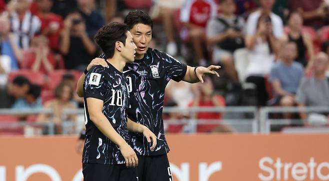 한국 축구 대표팀 주민규(뒤)-이강인 