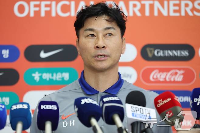 김도훈 대한민국 축구 국가대표팀 임시감독이 7일 오전 인천국제공항 제2터미널을 통해 귀국하며 취재진 질문에 답하고 있다. 2024.6.7/뉴스1 ⓒ News1 김도우 기자