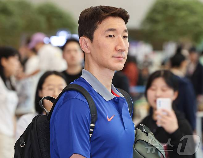 대한민국 축구 국가대표팀 정우영이 7일 오전 인천국제공항 제2터미널을 통해 귀국하고 있다. 대표팀은 지난 6일(한국시간) 싱가포르 내셔널 스타디움에서 열린 싱가포르와의 2026 북중미 월드컵 아시아 2차 예선 C조 5차전에서 7-0 승리를 거뒀다. 2024.6.7/뉴스1 ⓒ News1 김도우 기자