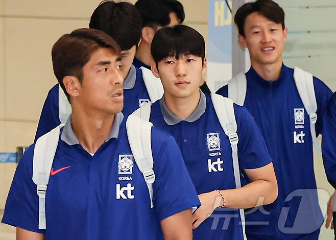 대한민국 축구 국가대표팀 배준호가 7일 오전 인천국제공항 제2터미널을 통해 귀국하고 있다. 대표팀은 지난 6일(한국시간) 싱가포르 내셔널 스타디움에서 열린 싱가포르와의 2026 북중미 월드컵 아시아 2차 예선 C조 5차전에서 7-0 승리를 거뒀다. 2024.6.7/뉴스1 ⓒ News1 김도우 기자