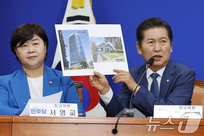 정청래 더불어민주당 최고위원이 7일 서울 여의도 국회에서 열린 최고위원회의에서 우드사이드, 액트지오 본사 건물 사진을 들고 '영일만 석유' 관련 발언을 하고 있다. 2024.6.7/뉴스1 ⓒ News1 안은나 기자