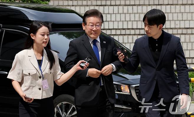 이재명 더불어민주당 대표가 7일 오전 서울 서초구 서울중앙지법에서 열린 대장동 배임 및 성남FC 뇌물 관련 특정범죄가중처벌등에관한법률위반(뇌물) 등 공판에 출석하고 있다. 2024.6.7/뉴스1 ⓒ News1 장수영 기자