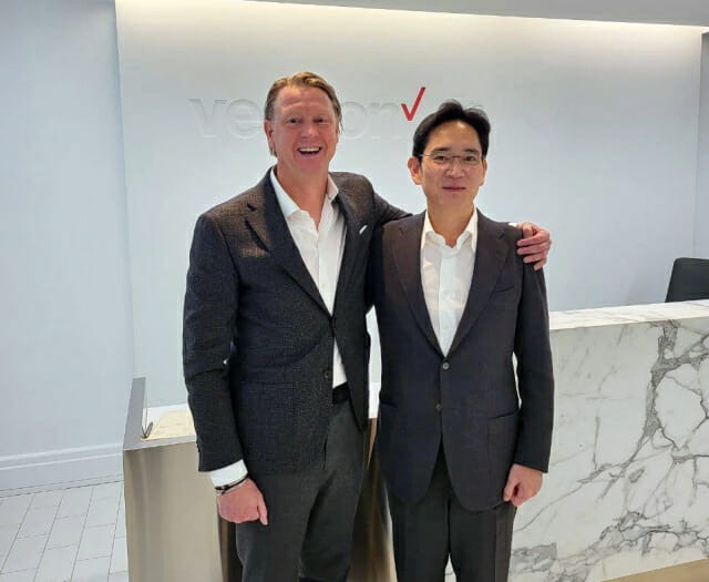 2021년 11월 이재용 당시 삼성전자 부회장이 버라이즌 본사를 방문해 한스 베스트베리 CEO와 기념촬영하는 모습(삿진=삼성전자)