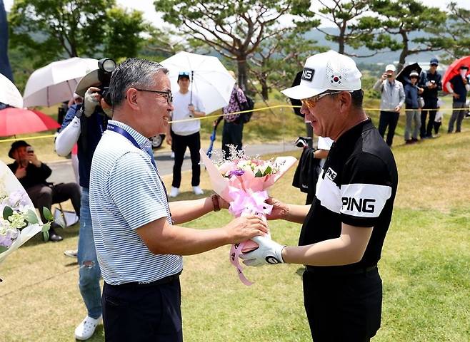 KPGA 투어 최다승 보유자 최상호(오른쪽)와 김원섭 KPGA 회장./KPGA