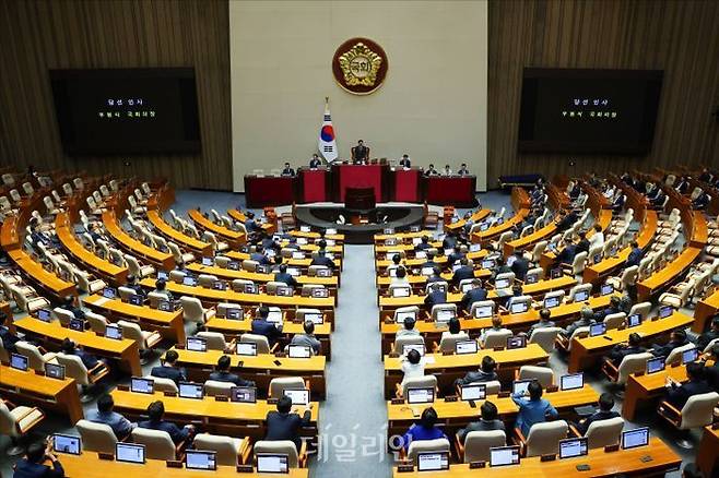 22대 국회 전반기 국회의장으로 선출된 우원식 국회의장이 지난 5일 오후 국회에서 열린 22대 국회 첫 본회의에서 당선 인사를 하고 있다. ⓒ데일리안 홍금표 기자