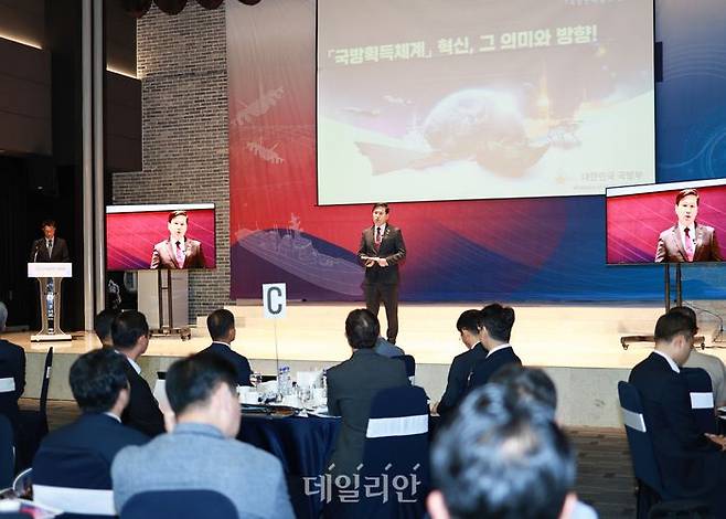 김선호 국방부차관 주관으로 5일 공군호텔에서 개최된 '국방 전력 정책 설명회'에서 김선호 국방부차관이 '개선된 국방획득체계 정책'에 대해 설명하고 있다. ⓒ국방부