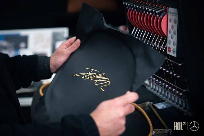 페이커 선수 맞춤형으로 제작된 메르세데스-AMG SL 63 4MATIC+헤드레스트에 페이커의 서명이 새겨지고 있다. ⓒ메르세데스-벤츠