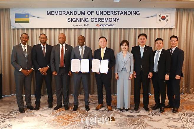 지난 4일 한국전력기술과 르완다가 '소형모듈원자로(SMR)와 사용후 전기차배터리 활용 에너지 저장장치(UBESS) 관련 기술·사업 분야 상호협력을 위한 업무협약'협약체결 후 양측 관계자들이 기념촬영을 하고 있다.ⓒ한전기술