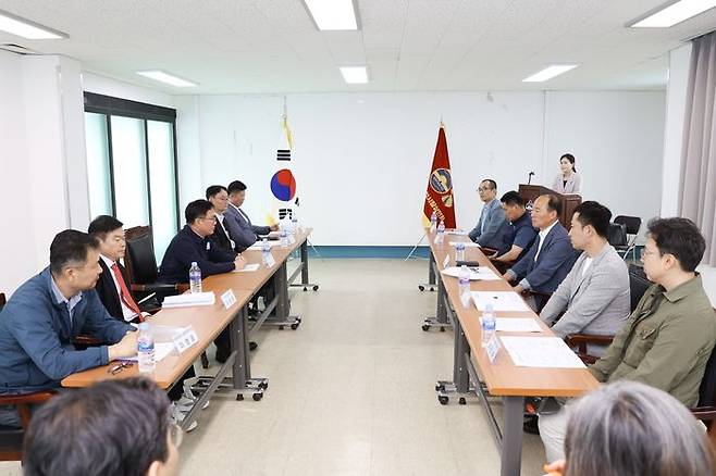 국토교통부가 7일 청량리종합시장을 찾아 전통시장 물류여건 개선을 위해 IT 기술을 활용한 ‘우리시장 빠른배송 서비스’ 운영상황을 점검했다.ⓒ국토교통부