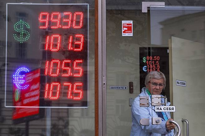 2023년 10월 러시아 모스크바의 거리에 달러 및 유로 대비 루블화 가격을 표시하는 전광판이 세워져 있다. 우크라이나 공격을 계기로 서구 국가들이 러시아의 외환보유액을 동결해버려, 러시아는 가장 안전한 자산인 달러로 오랫동안 모아놓았던 부를 한순간에 잃었다. REUTERS