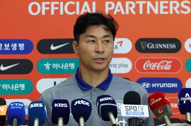 김도훈 남자 축구 대표팀 임시 감독이 7일 오전 인천국제공항을 통해 귀국한 직후 인터뷰하고 있다. 연합뉴스