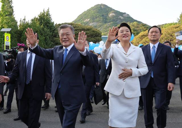 문재인 대통령과 부인 김정숙 여사가 2022년 5월9일 오후 청와대 본관을 걸어 나오며 시민들을 향해 인사하고 있다. 청와대사진기자단