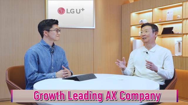 LG유플러스는 지난 5월 17일 새로운 브랜드 슬로건(Growth Leading AX Company)을 공개했다. 사진은 황현식 사장(오른쪽)이 사내 온라인 성과공유회에서 새로운 브랜드 슬로건을 소개하고 있는 모습.