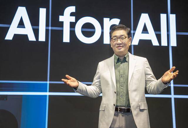 삼성전자 한종희 부회장이 지난 4월 3일 서울 서초구 서초사옥에서 열린 신제품 론칭 미디어데이에서 비스포크 신제품과 서비스를 소개하고 있다.