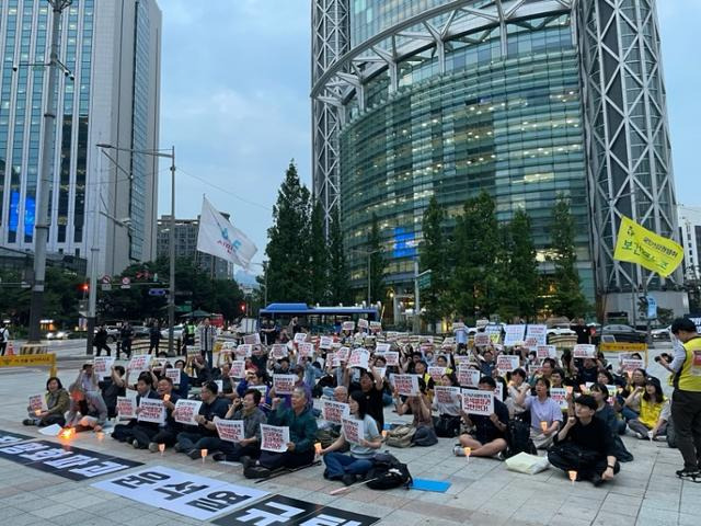 7일 오후 서울 종로구 보신각 앞에서 6·15 공동선언 실천 남측위원회(남측위)를 비롯한 시민단체들이 '대북 전단 살포, 육상·해상경계선 사격훈련 중단 긴급촛불행동'을 열고 있다. 남측위 제공