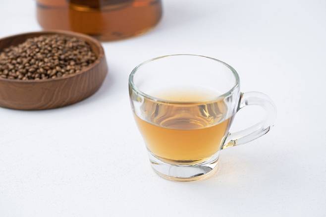 보리차나 현미차 등의 곡물차는 물 대신 마셔도 큰 문제가 발생하지 않는다./사진=게티이미지뱅크