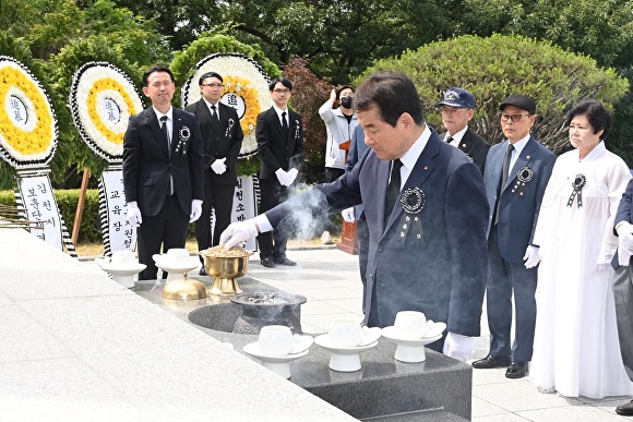 김충섭 김천시장이 순국선열과 호국영령의 숭고한 희생정신을 추모하기 위해  추념식을 거행하고 있다. [사진=김천시청]