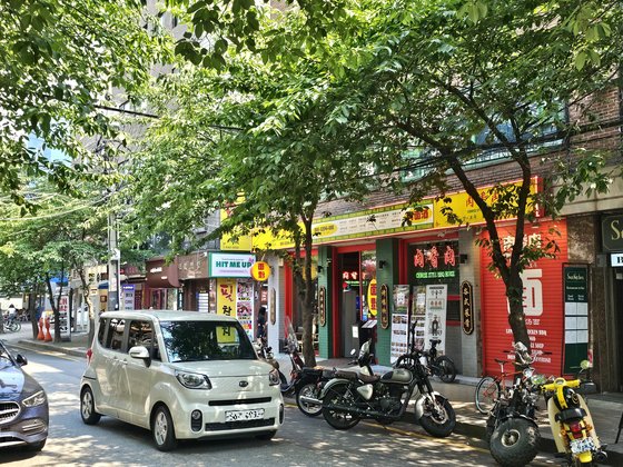 6일 서울 마포구 합정동의 한 가게 앞 차도 위에 오토바이 6대가 줄 지어 불법 주차되어 있어 차량의 통행을 방해했다. 이찬규 기자