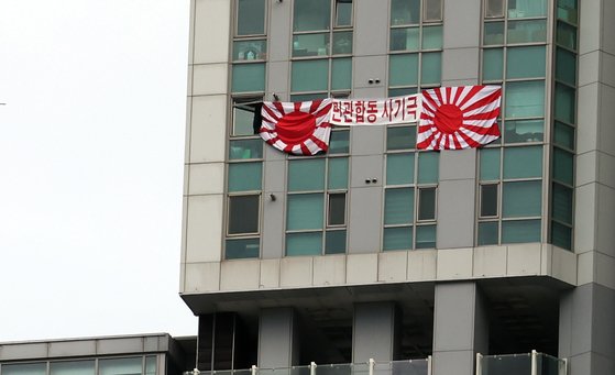 현충일인 6일 부산 수영구 한 주상복합건물 고층 창문에 일본 군국주의의 상징인 욱일기가 내걸렸다. 뉴시스