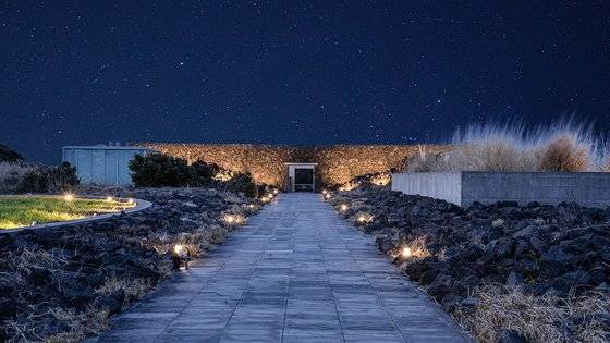 제주 섭지코지 안에 자리한 유민 아르누보 뮤지엄은 안도 다다오가 설계했다. 올여름 미술관 정원을 특별 개방해 밤마실을 즐기며 건축 작품을 감상할 수 있다. 사진 휘닉스호텔앤리조트