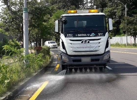 은평구는 폭염종합대책의 일환으로 6개 관내 간선도로에서 살수차를 운영한다. [사진 은평구청]