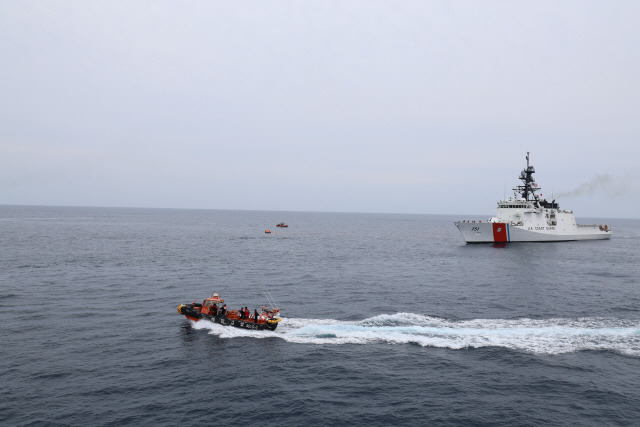 ▲ 6일 한미일 연합훈련  USCG 751 함정 앞으로 한국해양경찰 3016함 단정이 인명수색구 조훈련을 위해 기동하고 있다.