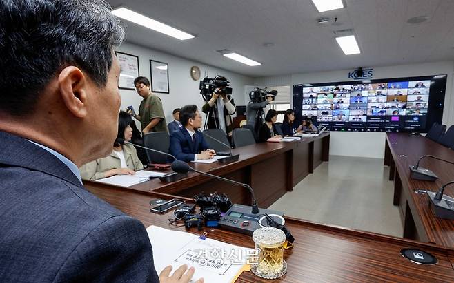 이주호 교육부 장관이 지난달 20일 서울 영등포구 한국교육시설안전원에서 열린 ‘의대 운영대학 총장 간담회’에 참석해 화상으로 의대를 둔 대학 총장들과 의견을 나누고 있다. 김창길 기자