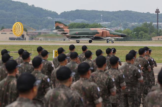 7일 경기도 수원시 공군10전투비행단에서 열린 F-4 팬텀(Phantom) 퇴역식에서 F-4E 전투기들이 마지막 비행 임무를 수행하고 착륙을 하고 있다.  사진공동취재단