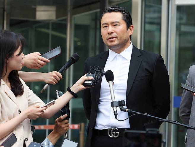 이화영 전 경기도 평화부지사의 1심 재판이 열린 7일 경기 수원시 영통구 수원지방법원 앞에서 이 전 부지사 측 김현철 변호사가 취재진 질문에 답하고 있다. 연합뉴스