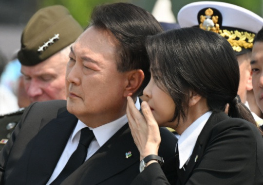 President Yoon Suk-yeol and Mrs. Kim Keon-hee speak during the Memorial Day ceremony at the National Cenotaph in Seoul on June 6. By Kim Chang-gil