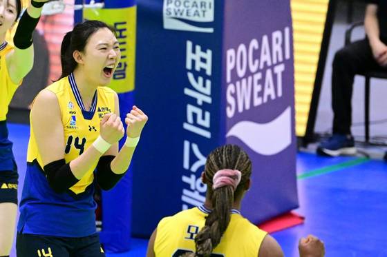 Suwon Hyundai Engineering & Construction Hillstate's Yang Hyo-jin celebrates during a V League game against the Hwaseong IBK Altos at Suwon Gymnasium in Suwon, Gyeonggi on Feb. 23. [YONHAP]