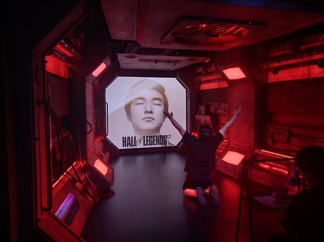 7일 오전 10시9분 페이커 선수의 사진 앞에서 한 고등학생 팬이 '대상혁'을 외치며 '숭배'하고 있다/사진=오석진 기자