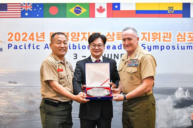 김병수 김포시장(가운데)이 한국 김계환 해병대 사령관(왼쪽)과 미국 윌리엄 M. 저니 태평양해병대 사령관에게서 감사패를 전달받고 기념촬영을 하고 있다./사진제공=김포시