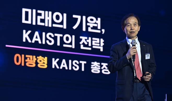 이광형 KAIST 총장이 ‘이노베이트 코리아 2024’에서 ‘미래의 기원, 카이스트의 전략’ 주제로 강연하고 있다. 대전=임세준 기자