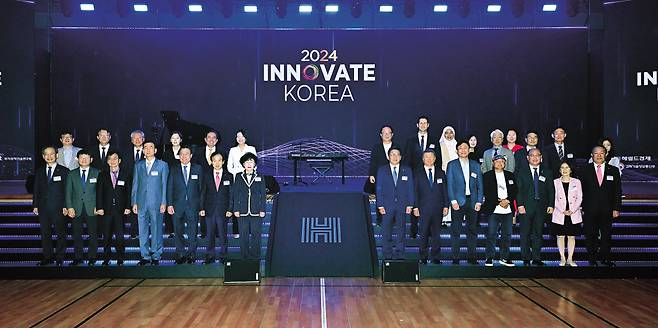 지난 5일 대전 카이스트(KAIST) 류근철스포츠컴플렉스에서 열린 ‘이노베이트 코리아 2024’에 참석한 주요 인사들이 기념촬영을 하고 있다. (앞줄 왼쪽 여섯번째부터) 이광형 KAIST 총장, 김명자 KAIST 이사장, 최진영 헤럴드미디어그룹 대표이사, 김복철 국가과학기술연구회 이사장, 고진 디지털플랫폼정부위원회 위원장, (뒷줄 왼쪽 여섯번째부터) 최수연 네이버 대표, 오준호 레인보우로보틱스 설립자, 인플루언서 챔보, 릴리언니, 누라 이자티, 사토 요이치 틱톡 아태 운영 제너럴매니저. 대전=임세준 기자