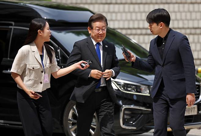 이재명(가운데) 더불어민주당 대표가 7일 오전 서울 서초구 서울중앙지법에서 열린 대장동 개발 특혜 의혹 관련 1심 속행 공판에 출석하고 있다. [연합]