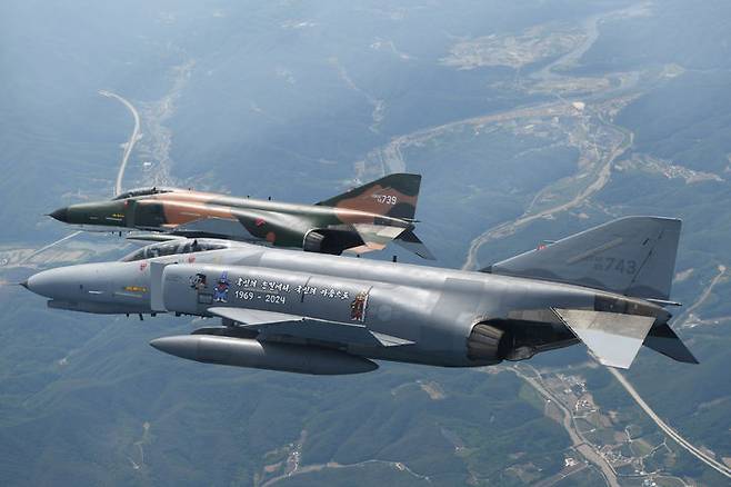 [서울=뉴시스] 최동준 기자 = 5일 경기 수원공군기지에서 이륙한 F-4E펜텀이 비행하고 있다. (사진=공군 제공) 2024.06.05. photo@newsis.com *재판매 및 DB 금지